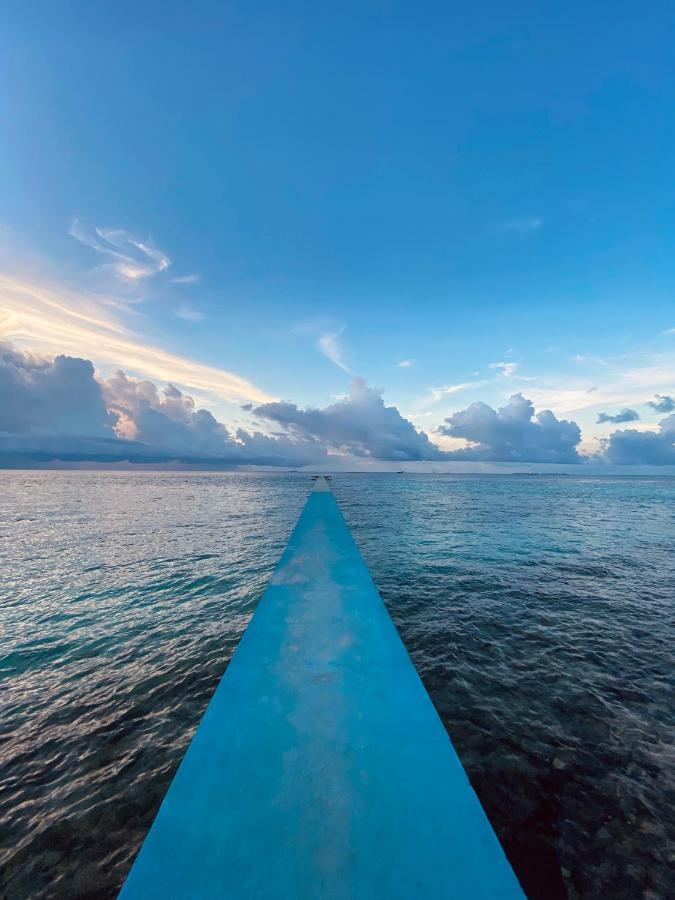 Reef Edge Thulusdhoo, Maldives Hotel Kültér fotó