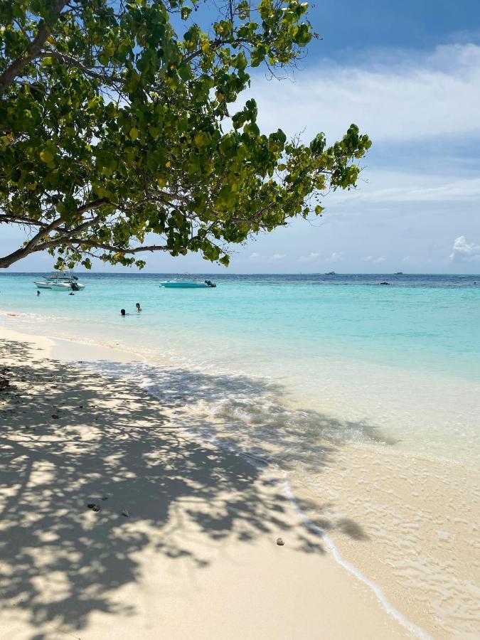 Reef Edge Thulusdhoo, Maldives Hotel Kültér fotó
