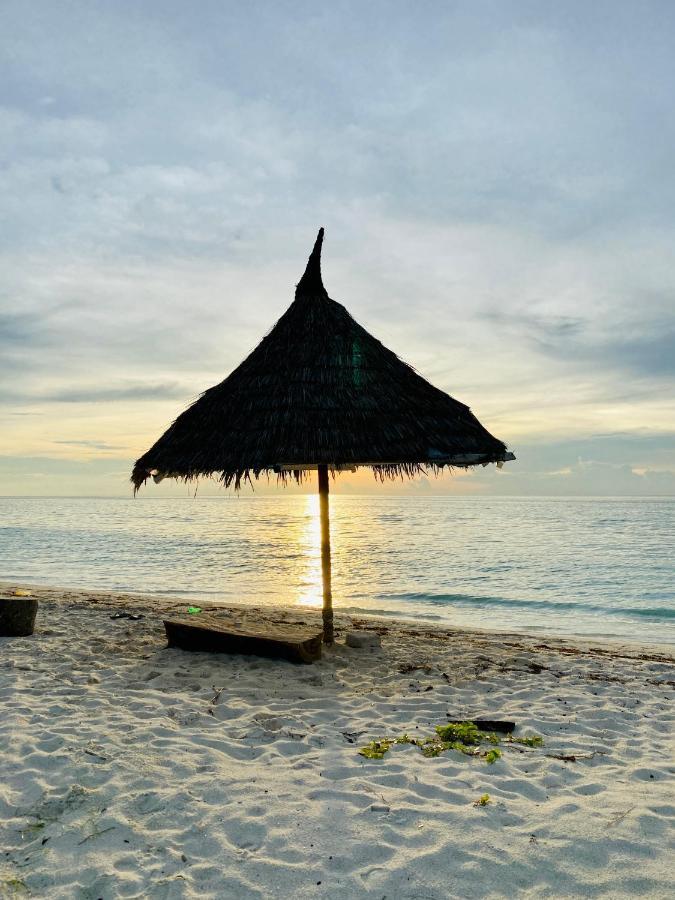 Reef Edge Thulusdhoo, Maldives Hotel Kültér fotó