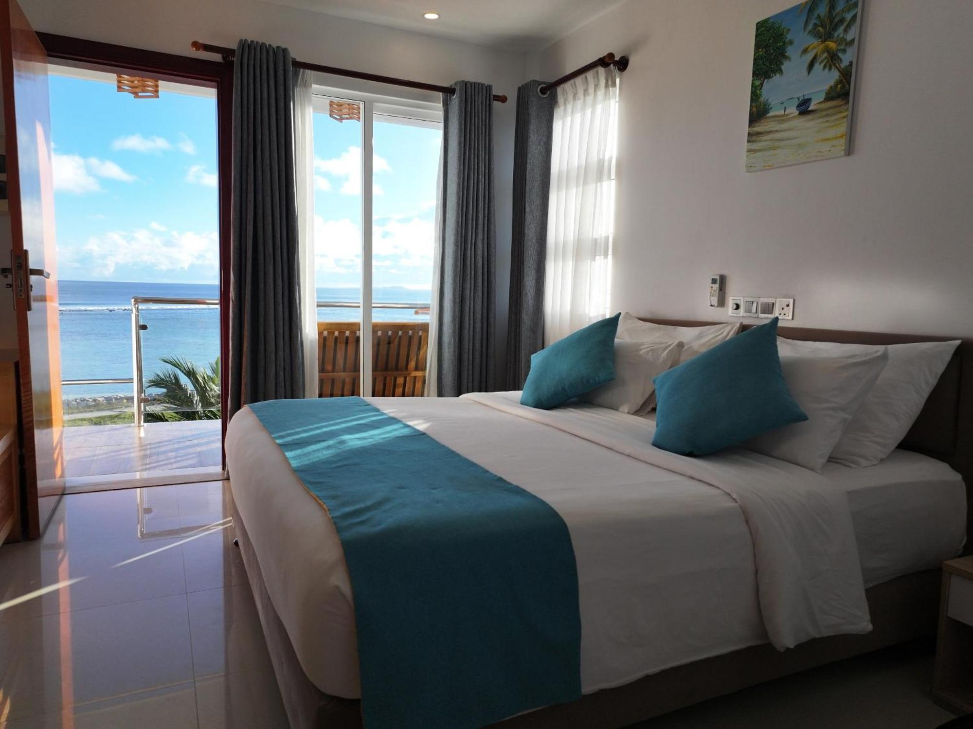 Reef Edge Thulusdhoo, Maldives Hotel Kültér fotó
