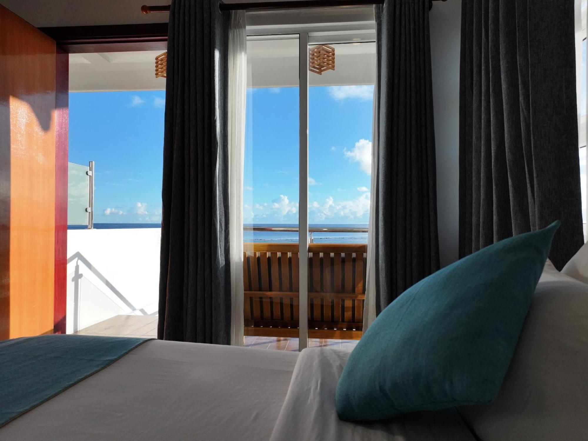 Reef Edge Thulusdhoo, Maldives Hotel Kültér fotó