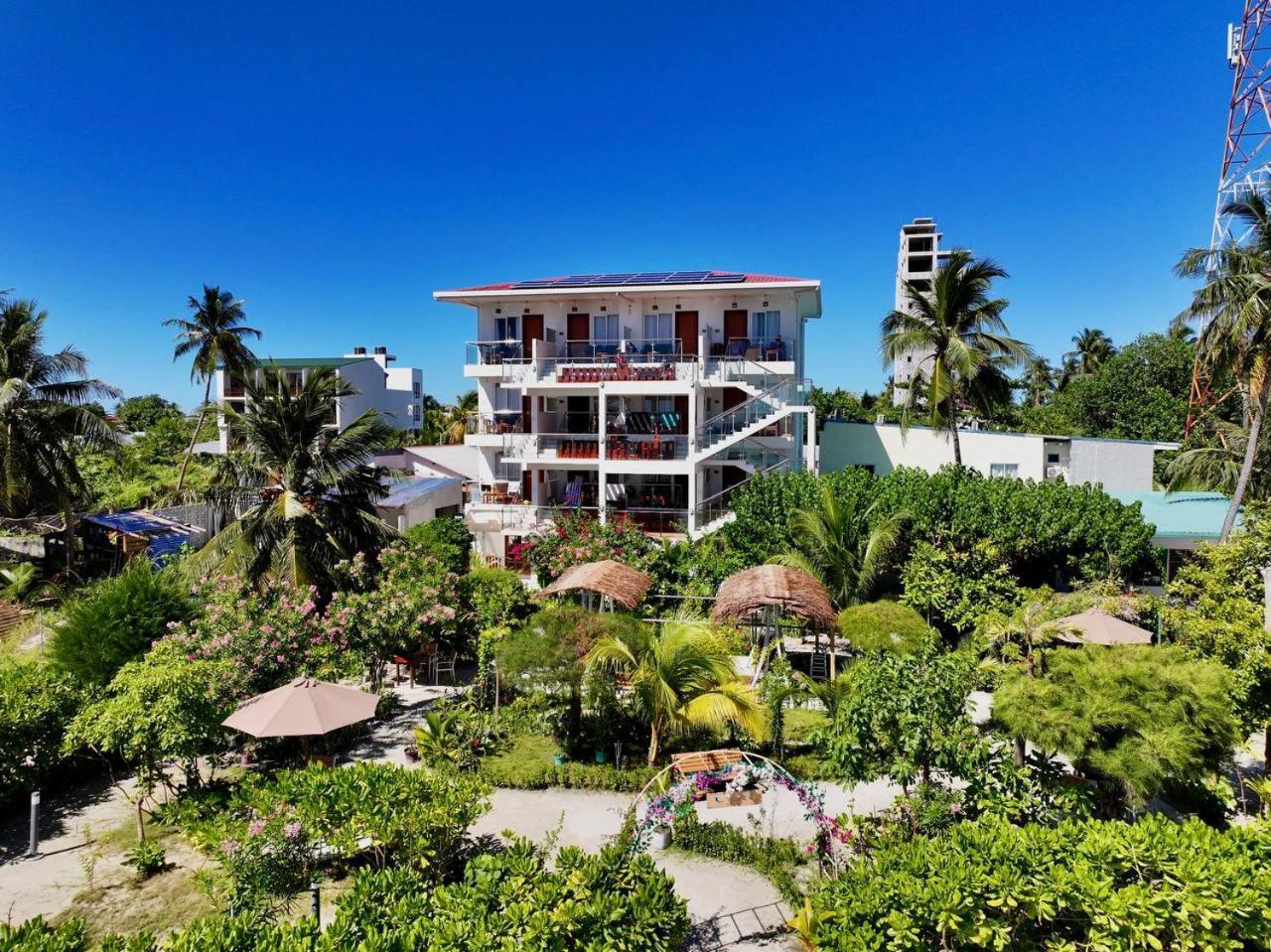 Reef Edge Thulusdhoo, Maldives Hotel Kültér fotó
