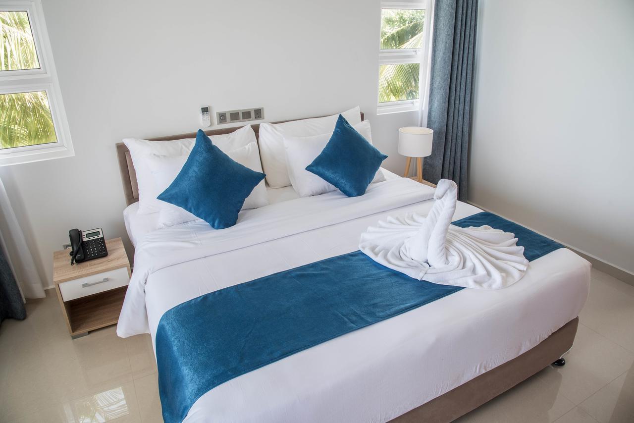 Reef Edge Thulusdhoo, Maldives Hotel Kültér fotó
