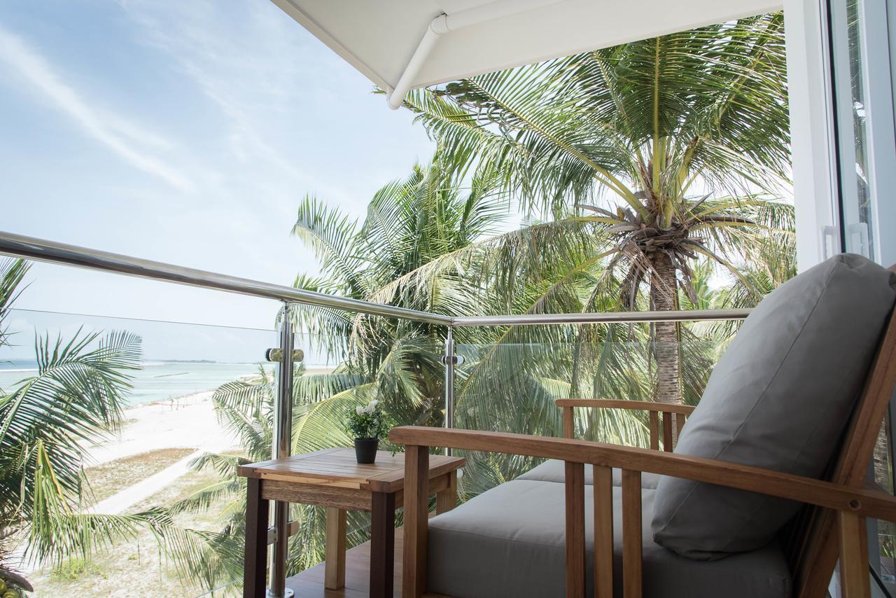 Reef Edge Thulusdhoo, Maldives Hotel Kültér fotó