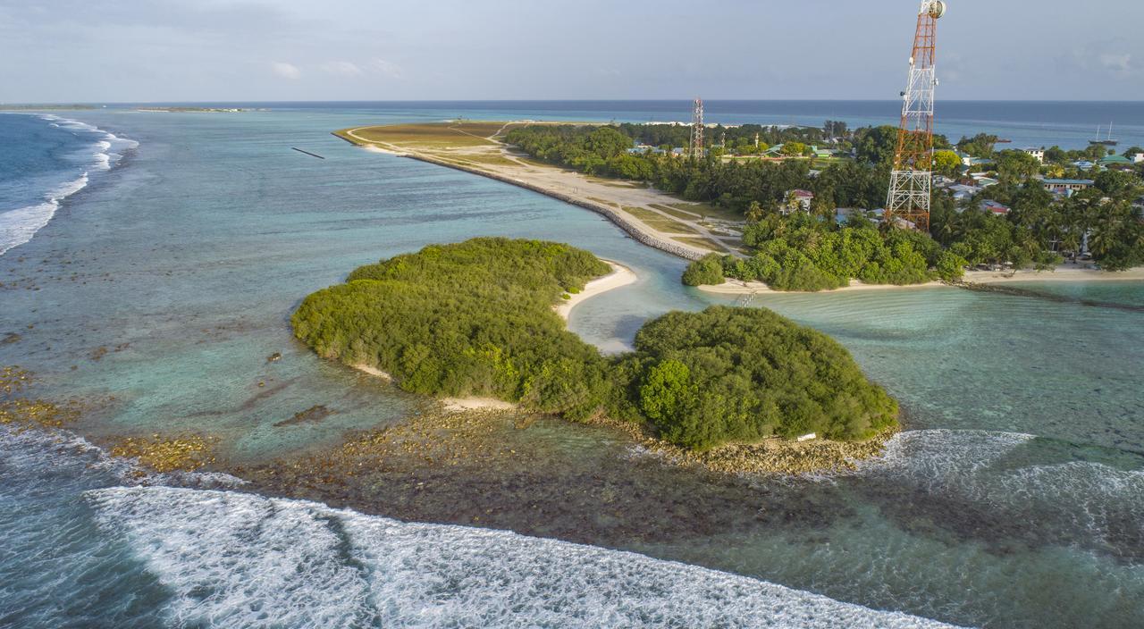 Reef Edge Thulusdhoo, Maldives Hotel Kültér fotó
