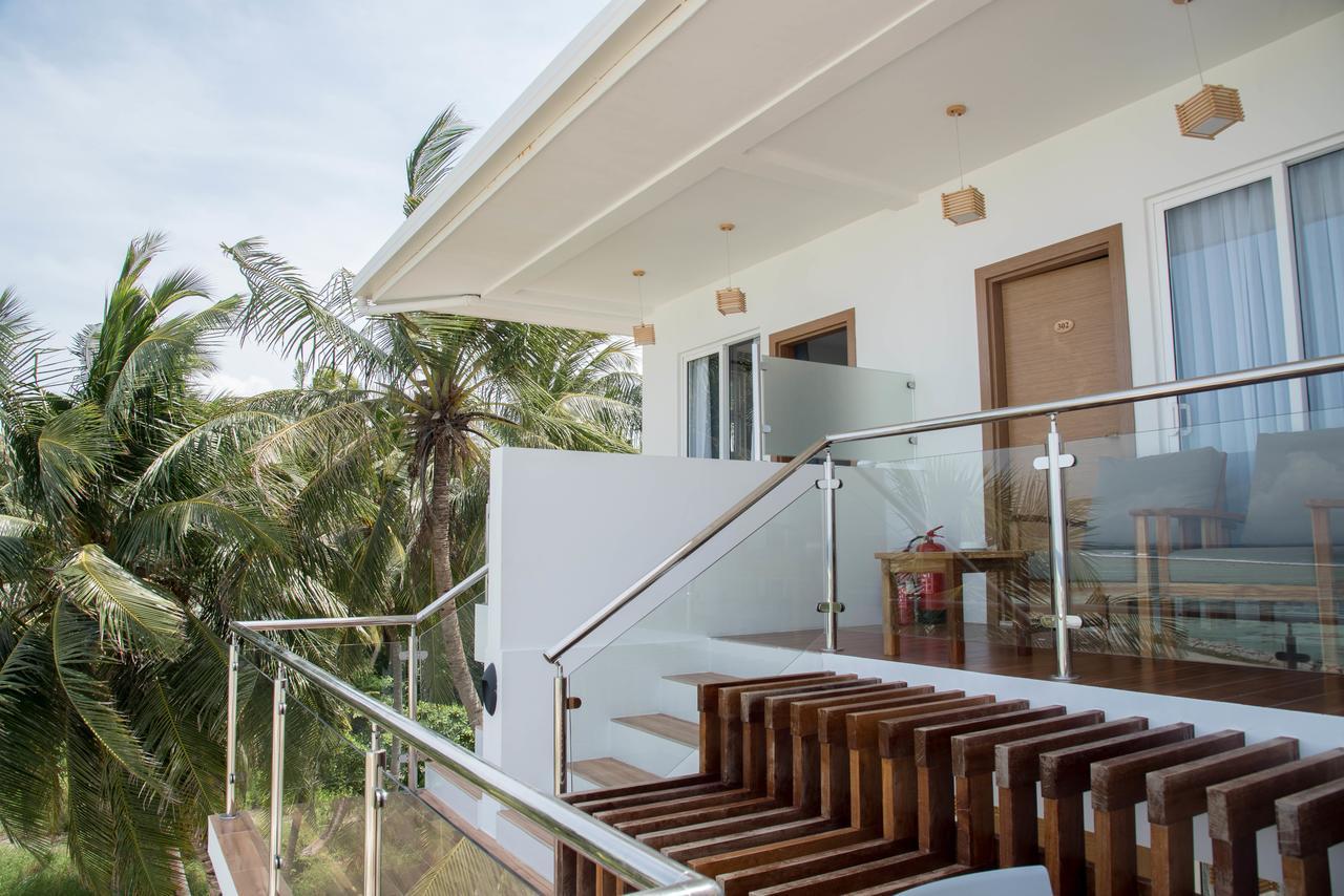 Reef Edge Thulusdhoo, Maldives Hotel Kültér fotó